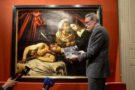 Imagen rayos x de la obra "Judith decapitando a Holofernes" del artista italiano Caravaggio durante la presentación celebrada en París, Francia