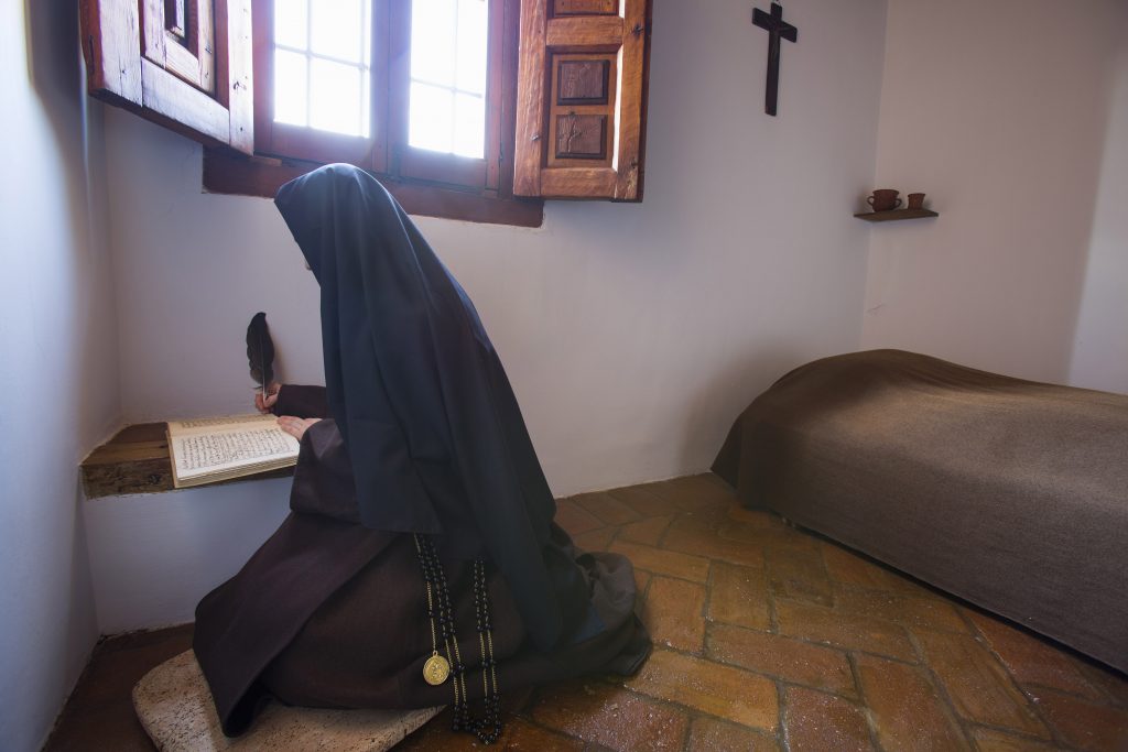 Una madre del convento de San José en la Celda que ocupo Santa Teresa de Jesús durante varios años en el que fuera su primera fundación Ávila, 1-09-2016 Foto: Ricardo Muñoz