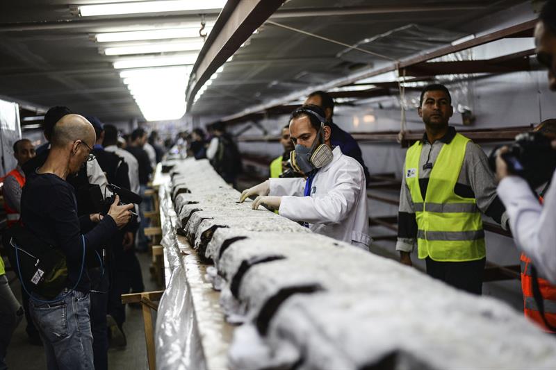 Egipto abre un laboratorio a pie de las pirámides para restaurar una barca solar.