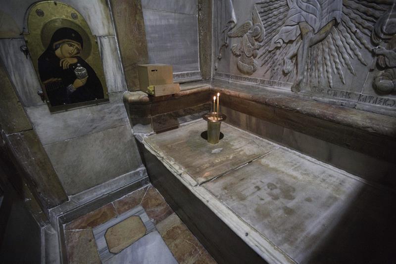 Vista de la losa de mármol que cubría la tumba de Jesucristo en el interior de la iglesia del Santo Sepulcro