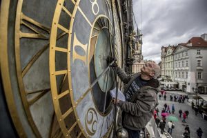 El relojero Petr Skala comprueba el reloj astronómico de Praga durante unas obras de restauración en la Plaza Vieja, en Praga (República Checa).