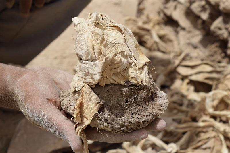 Detalle de los materiales dentro de las 56 jarras con productos y materiales utilizados en el proceso de embalsamamiento de una de las figuras de esta época faraónica.
