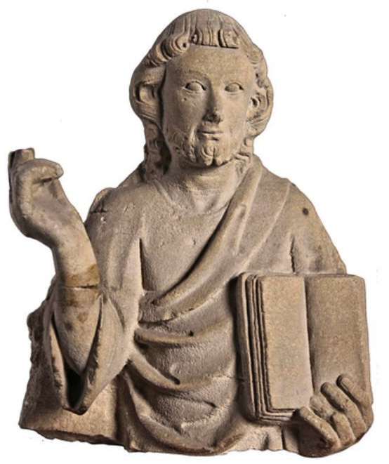Fragmento escultórico procedente del sepulcro de Ramon Folc VI de Cardona, identificado como Cristo bendiciendo. Monasterio de Poblet.