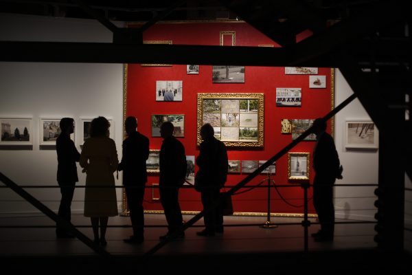 Visitantes en la exposición ‘Un cierto panorama, reciente fotografía de autor en España’.