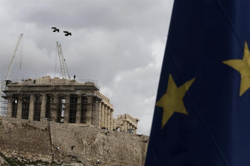 Una bandera de la Unión Europea hondea frente al Partenón en el Acrópolis de Atenas, Grecia
