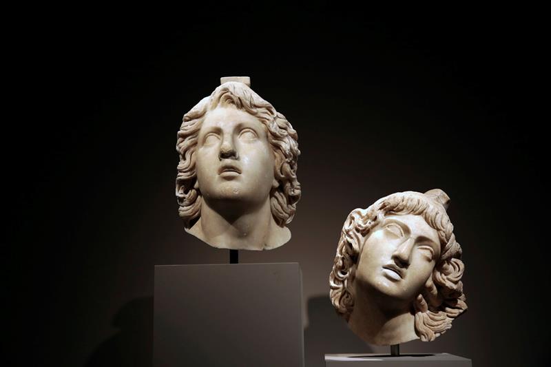 Detalles de las cabezas de mármol de Aquiles y de la reina del Amazonas, Pentesilea (d), durante la exposición "Emotions" en el Museo de la Acrópolis de Atenas (Grecia).