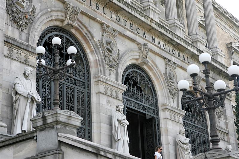 Fotografía de la fachada de la Biblioteca Nacional, centro de Madrid.