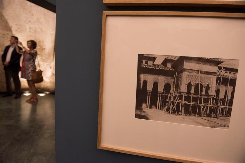 una de las imagenes de la exposicion inaugurada en el Palacio de Carlos V "Oriente al Sur: el calotipo y las primeras imágenes de la Alhambra (1851-1860)"
