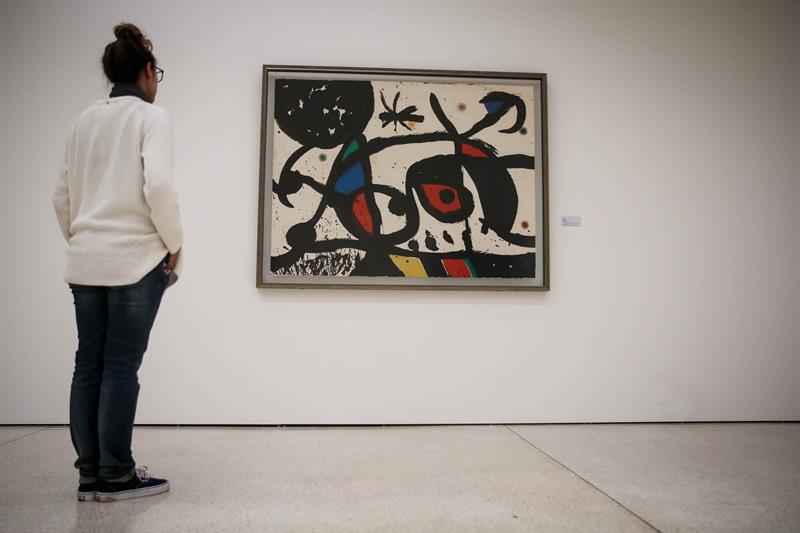 Una mujer observa un grabado de Joan Miró en el Museo Oscar Niemeyes (MON), en Curitiba (Brasil).