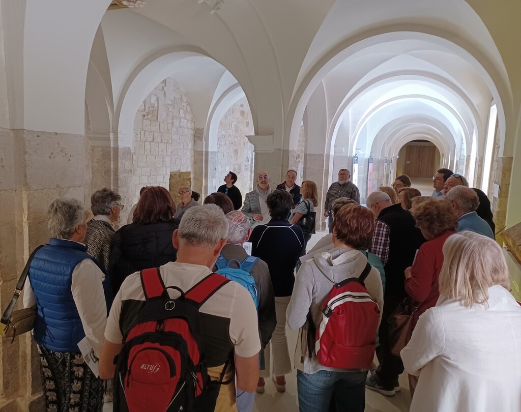 Medio centenar de personas se adentran en las múltiples funciones del monasterio románico