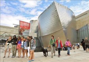 Guggenheim Bilbao- Exterior- Visitantes- EFE- 28062013